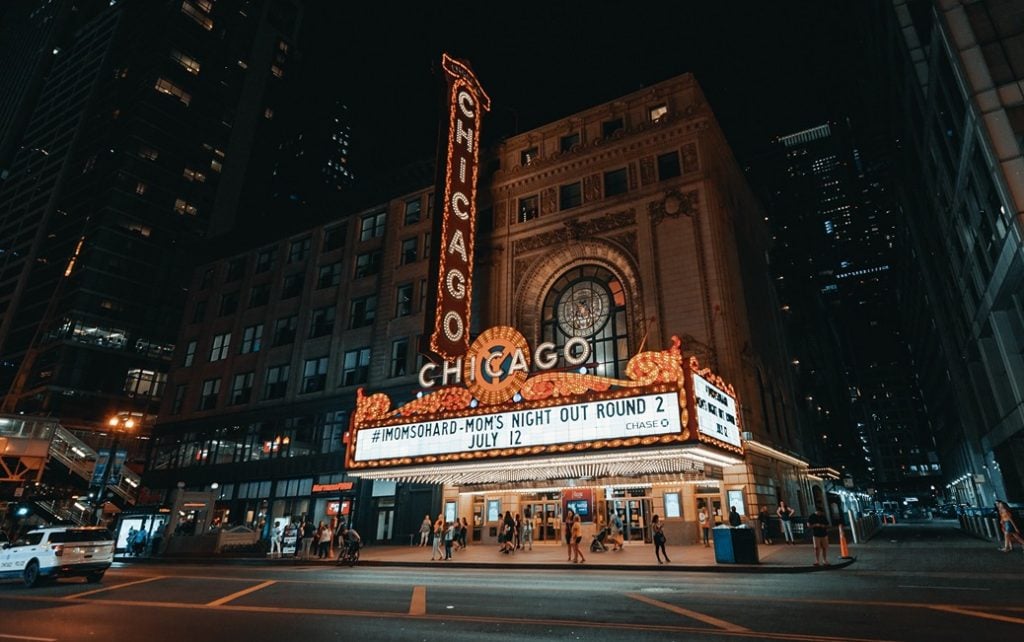 Image of the Chicago Theatre at night