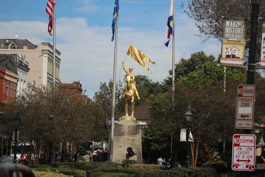 Take a bus to New Orleans for free activities in NOLA